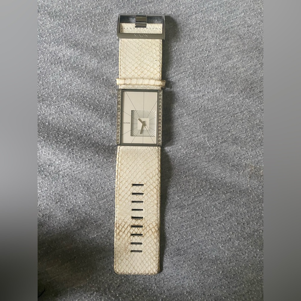 Nixon The Motive 9H